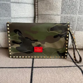 Clutch Valentino Rockstud Flap Camuflada