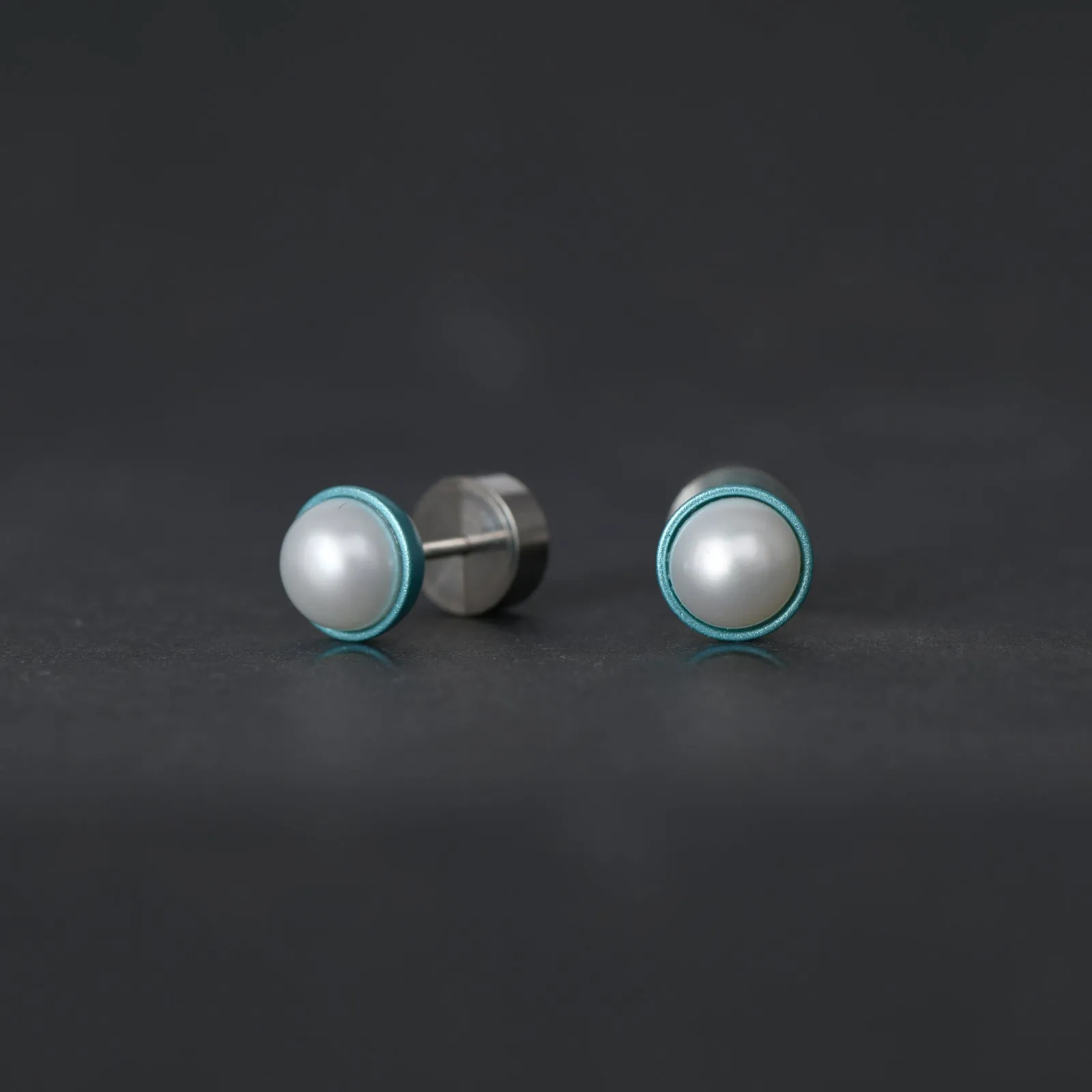 "Colorful aluminum" collection stud earrings with pearl