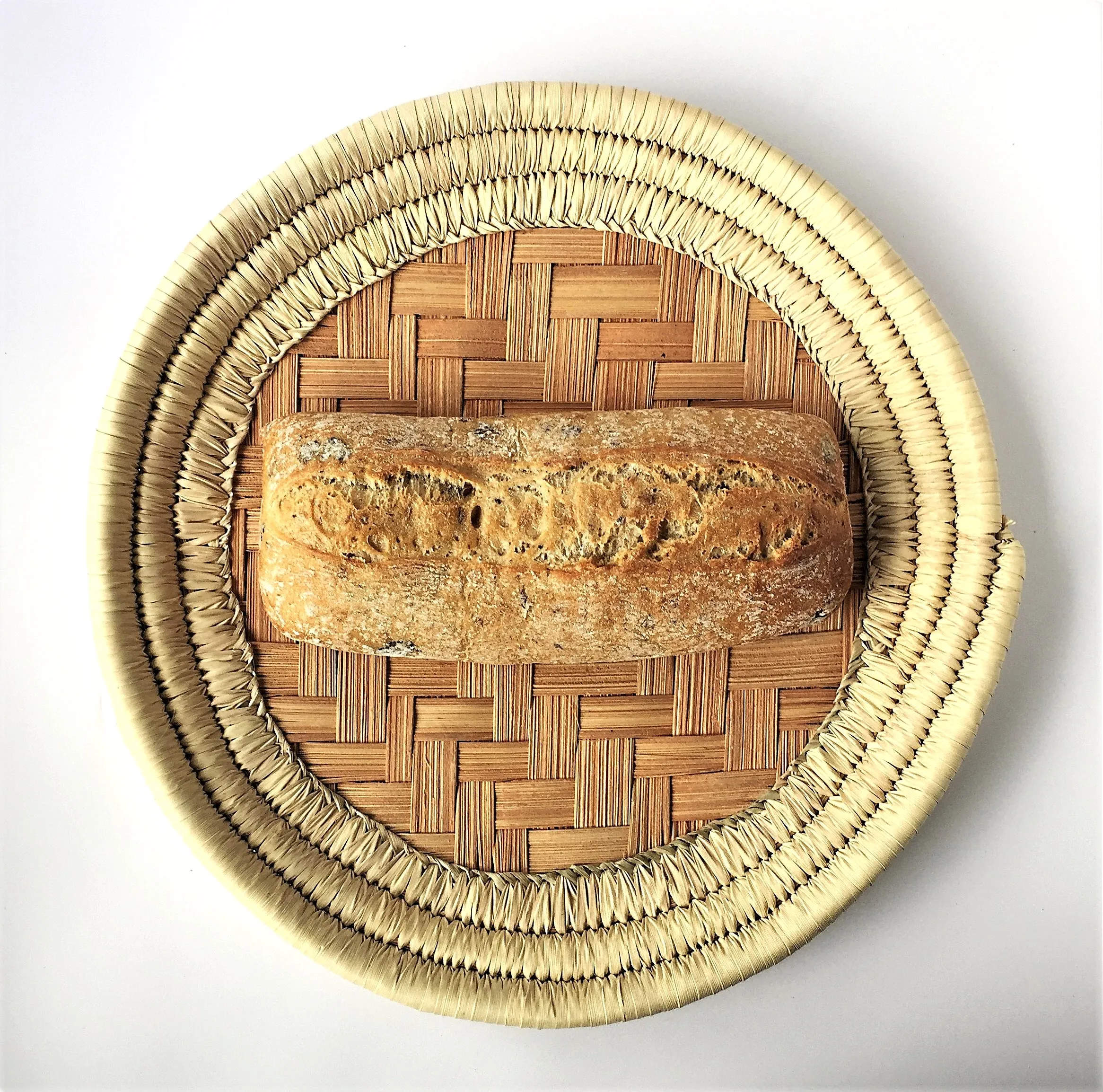 Round hand-woven bread basket (made of palm leaves)