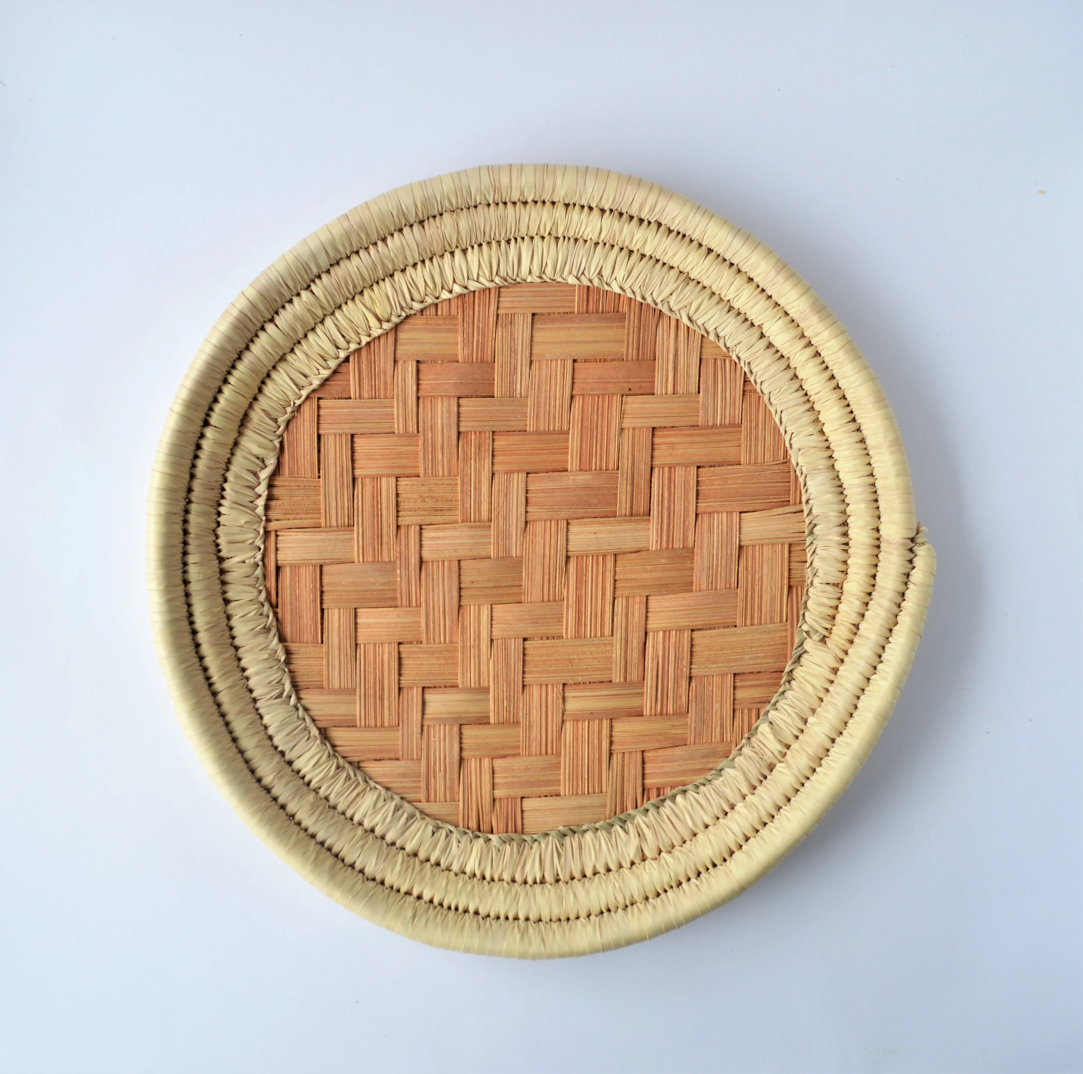 Round hand-woven bread basket (made of palm leaves)