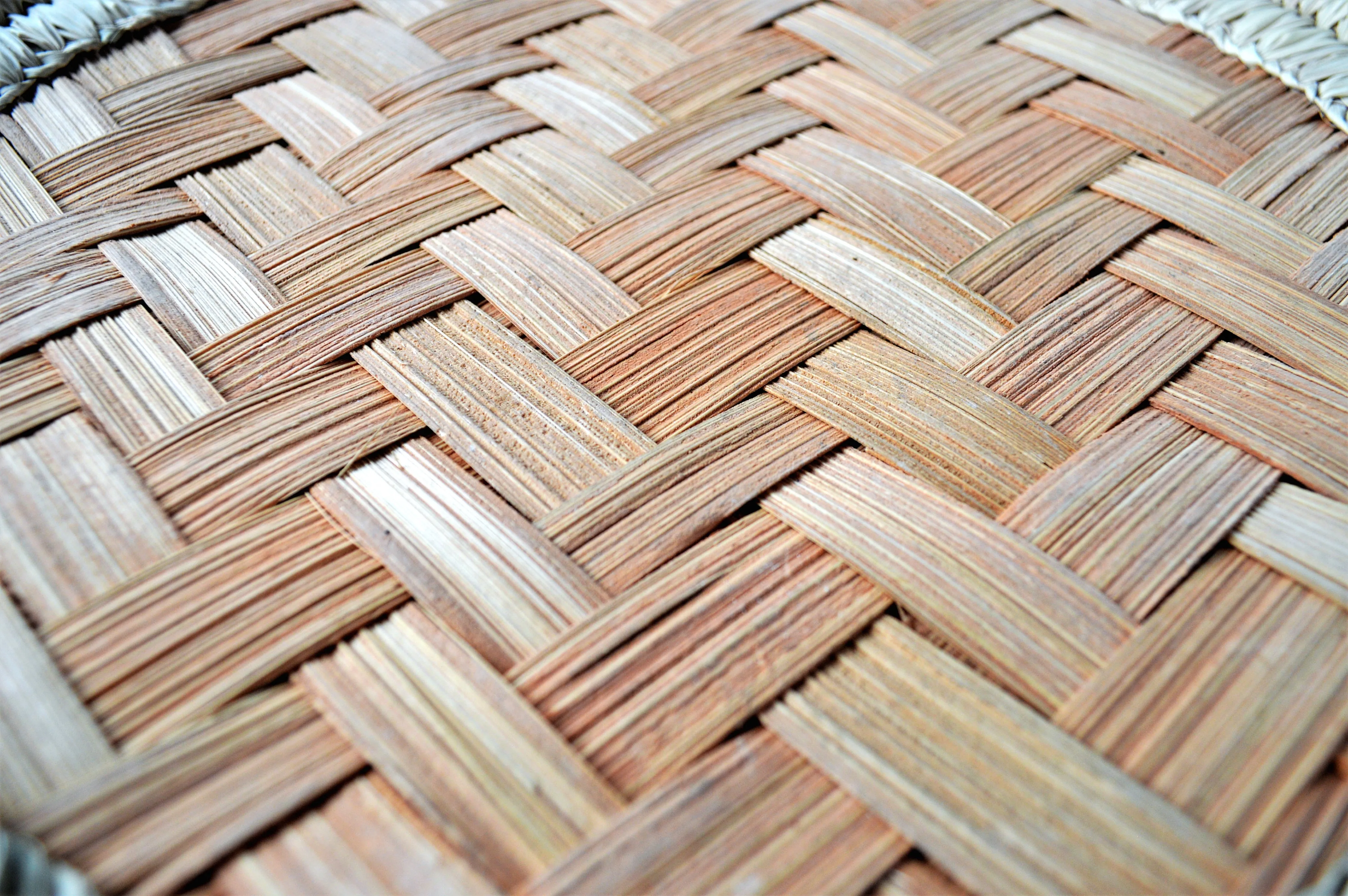 Round hand-woven bread basket (made of palm leaves)