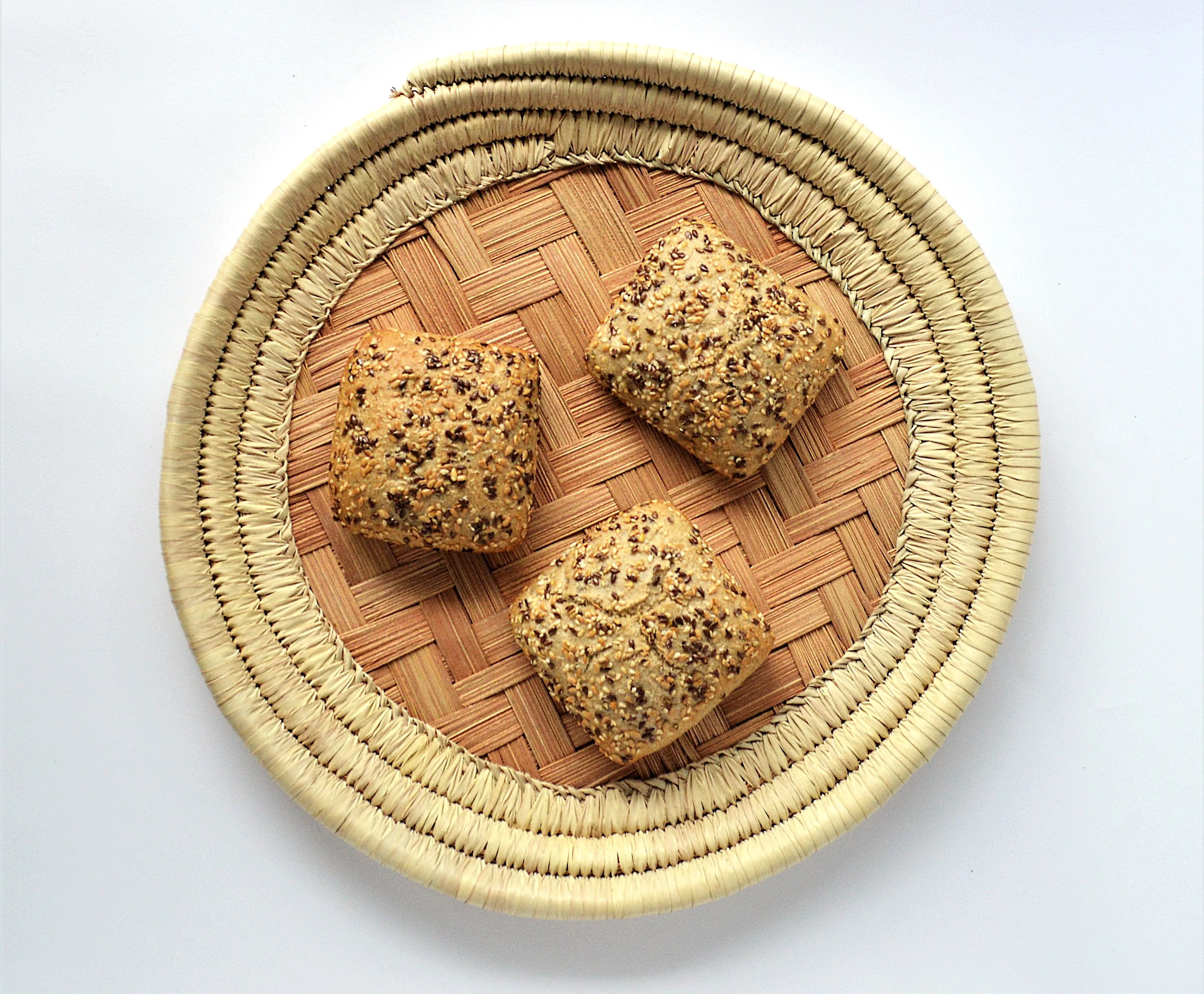 Round hand-woven bread basket (made of palm leaves)