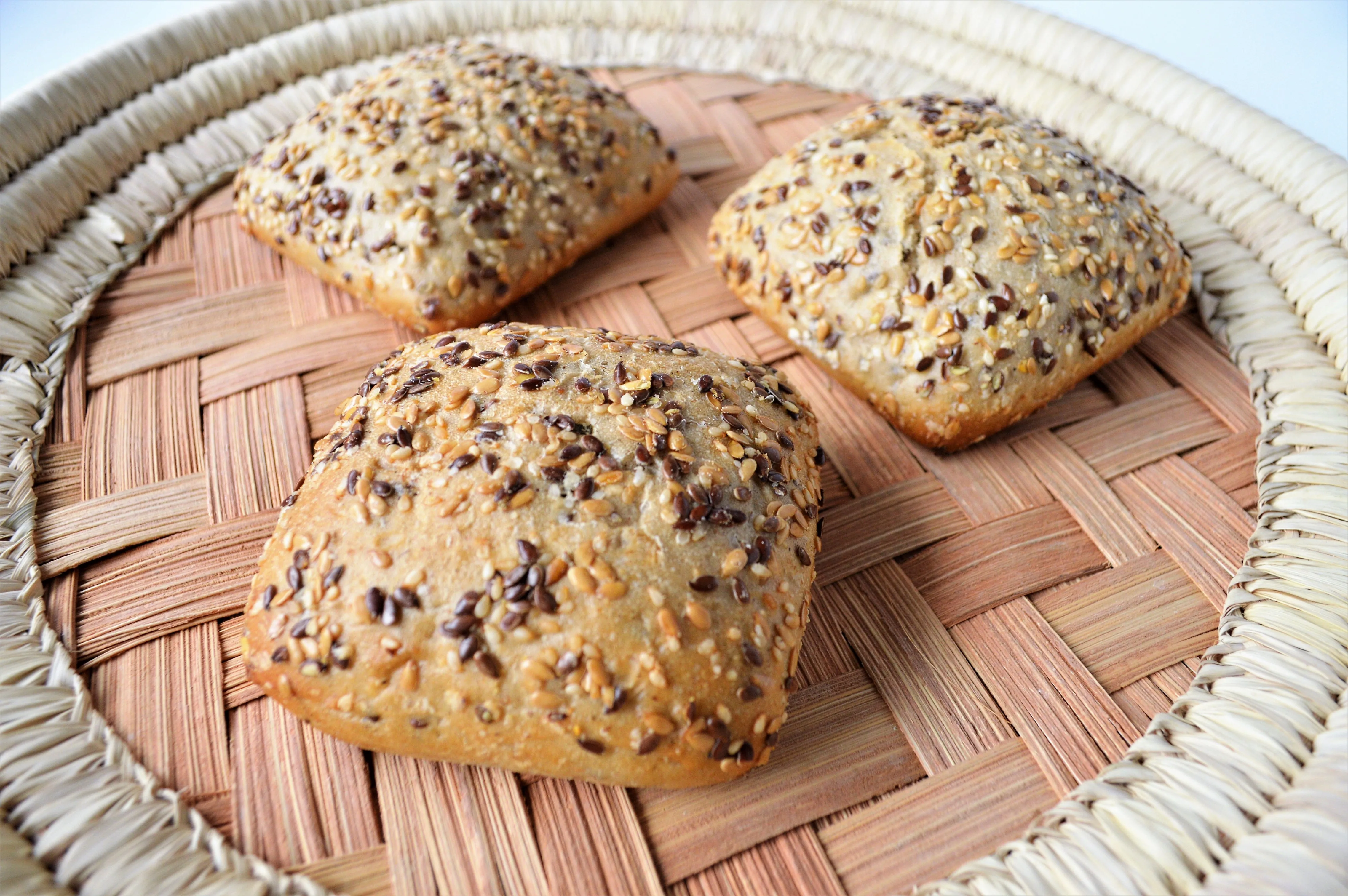 Round hand-woven bread basket (made of palm leaves)